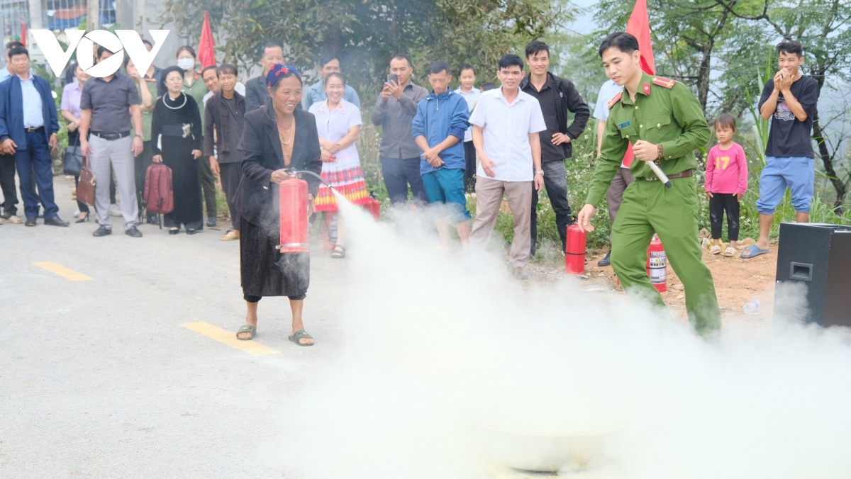 Trao bình chữa cháy: Đảm bảo an ninh chính trị, an toàn tại Khuổi Vin