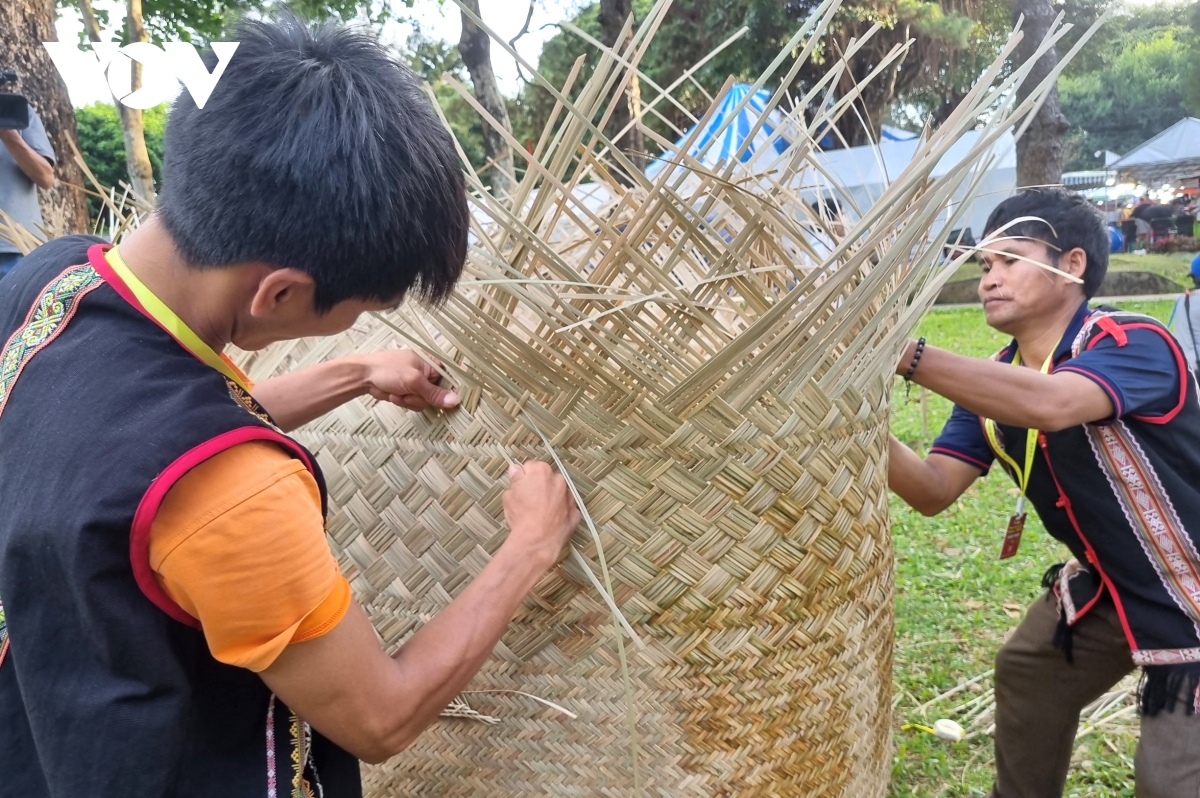 Xuất hiện “chiếc gùi tre khổng lồ” tại Festival văn hóa cồng chiêng Gia Lai