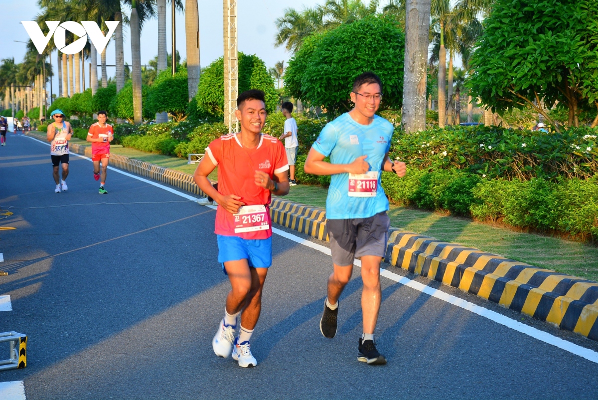 Hơn 2.000 người chạy marathon “Ngắm hoàng hôn bên sông Vàm Cỏ” ở Long An