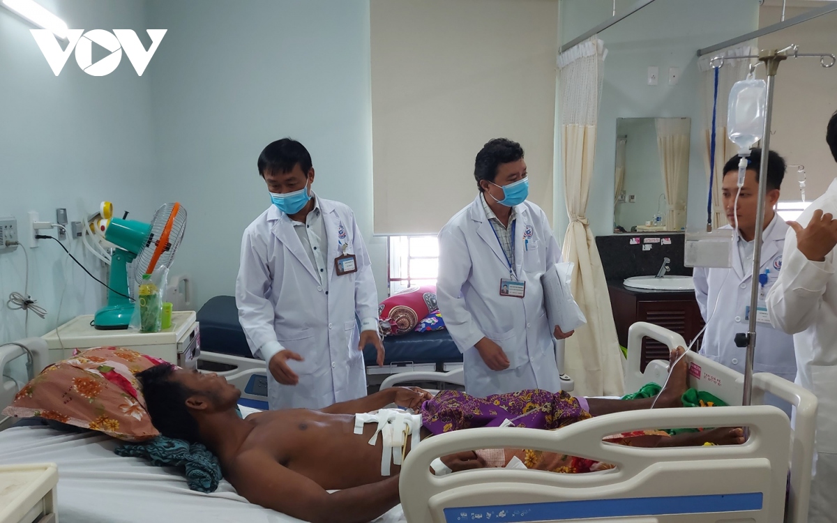Cấp cứu kịp thời cho một người dân Campuchia bị trâu húc thủng bụng