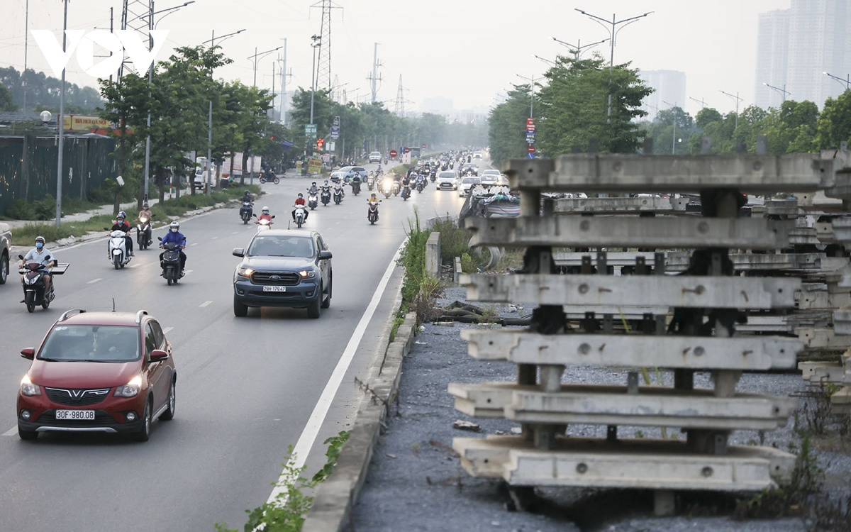 Cây cầu vượt xây dở bị “lãng quên” trên đại lộ nghìn tỷ ở Hà Nội