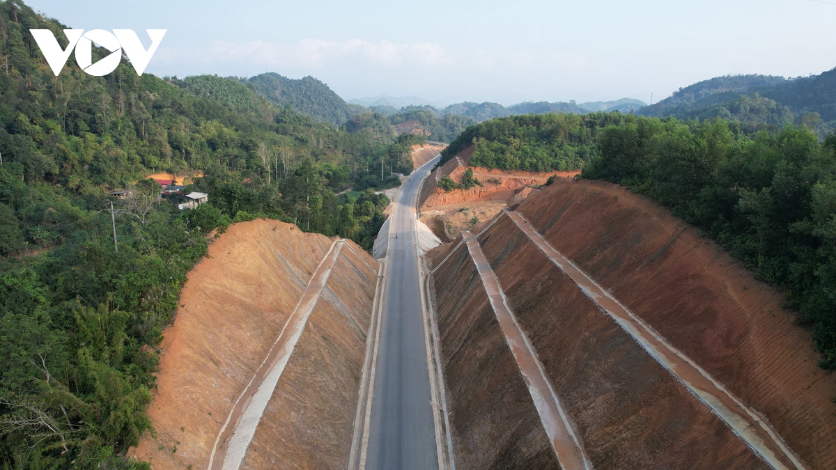 Dải lụa qua đại ngàn Phja Boóc