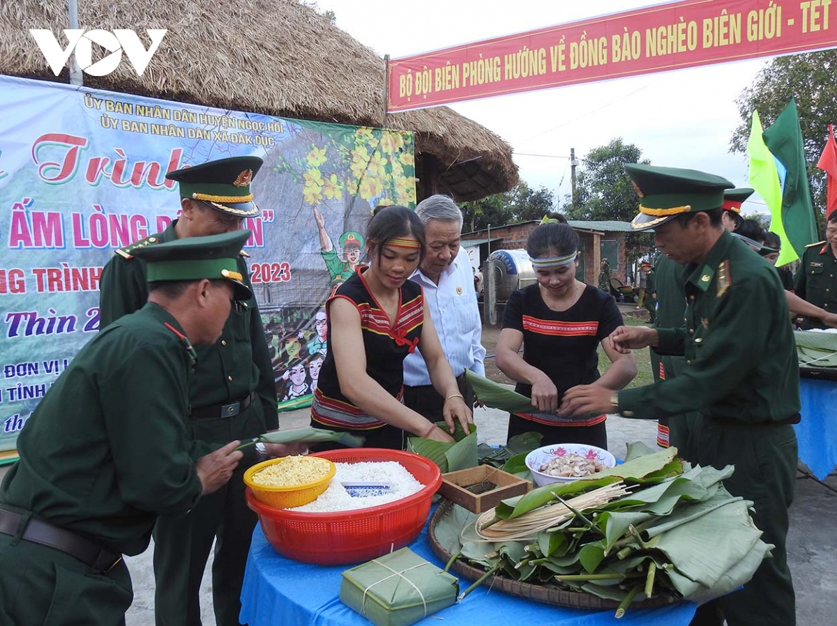 Chương trình “Xuân Biên phòng ấm lòng dân bản” tại biên giới Kon Tum