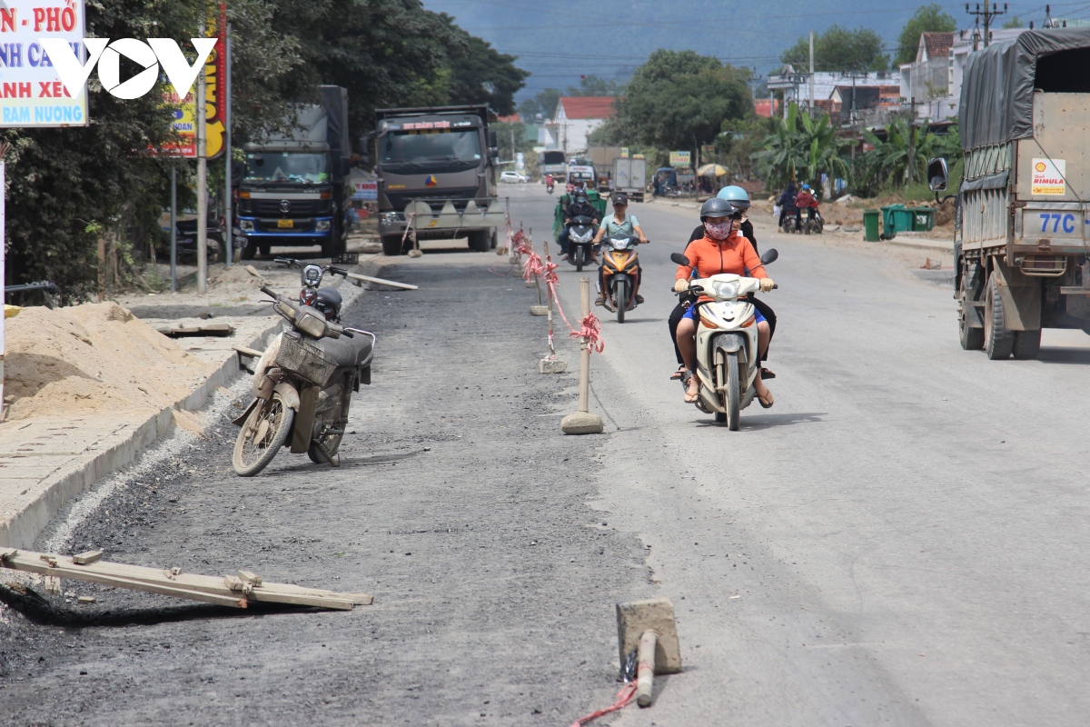 Gấp rút thi công dự án mở rộng Quốc lộ 19, tránh ùn tắc