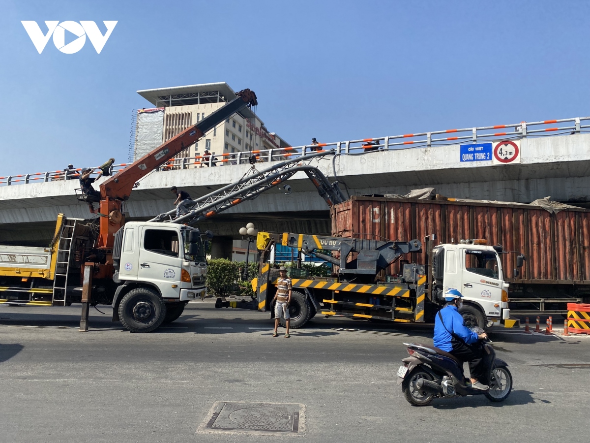 Xe container kéo khung sắt bắc ngang đường gãy, đổ đè lên xe buýt