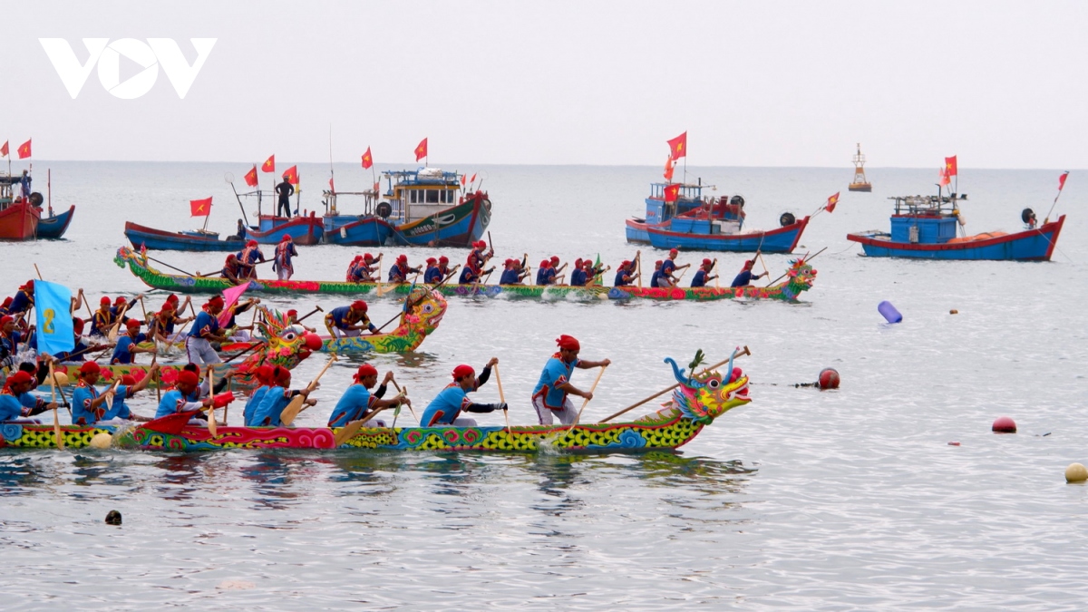 Khai hội đua thuyền Tứ linh trên đảo Lý Sơn, Quảng Ngãi