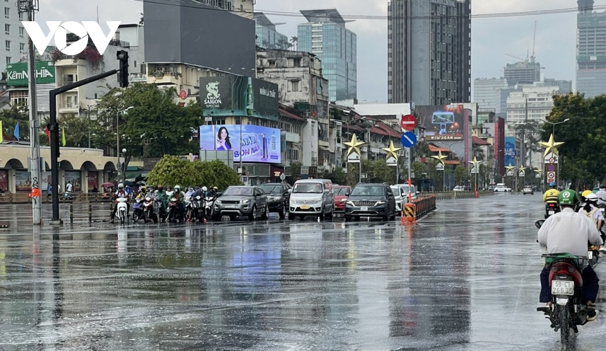 TP.HCM xuất hiện mưa giữa lúc nắng nóng như đổ lửa