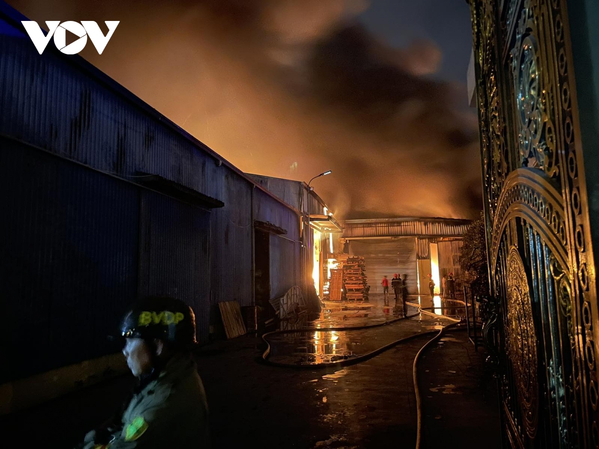 Cháy lớn trong đêm tại kho xưởng sản xuất bao bì, nhựa tái chế ở Hải Dương