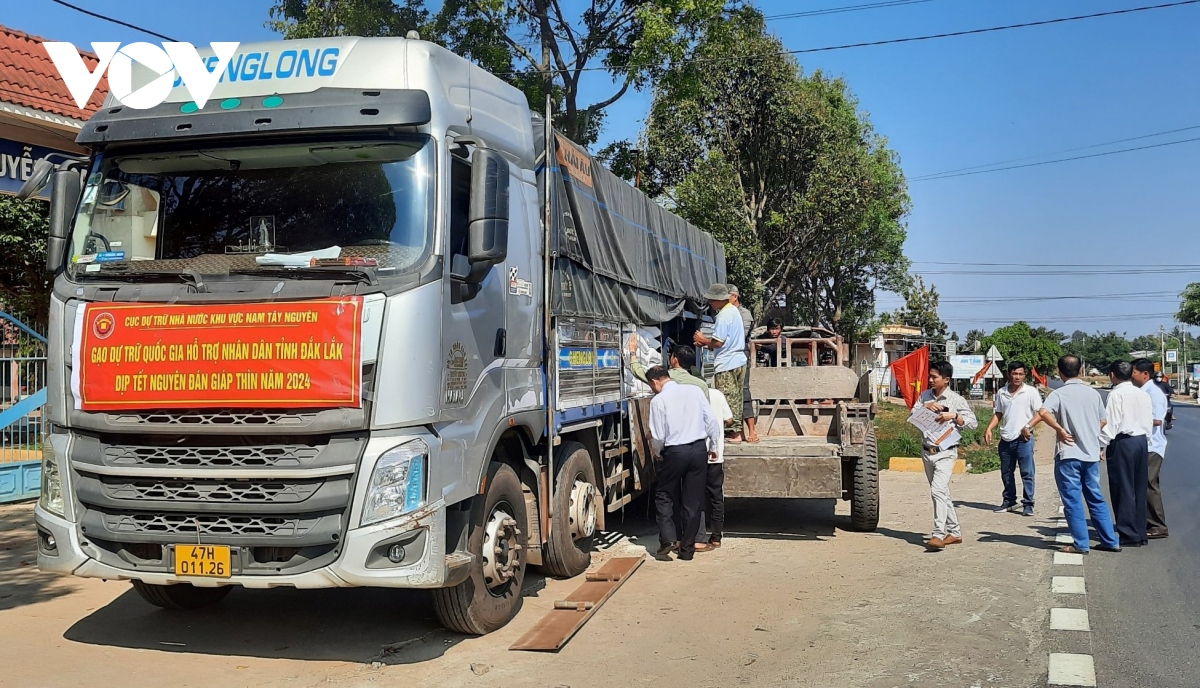 Gần 1.000 tấn gạo của Chính phủ đến với các hộ khó khăn ở Đắk Lắk dịp Tết 2024