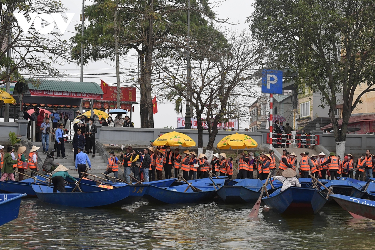 Suối Yến tấp nập, lái đò xếp hàng đón khách ngày khai hội chùa Hương