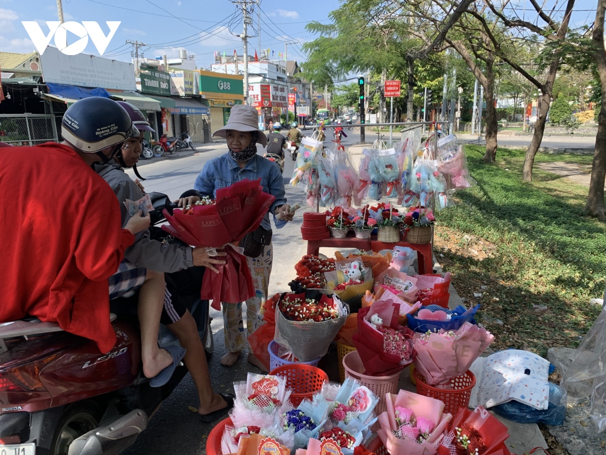 "Đìu hiu" thị trường hoa trước ngày lễ Tình nhân 14/2 ở TP.HCM