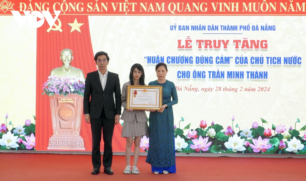 Truy tặng “Huân chương dũng cảm” nhân viên bảo vệ ngân hàng bị cướp đâm tử vong