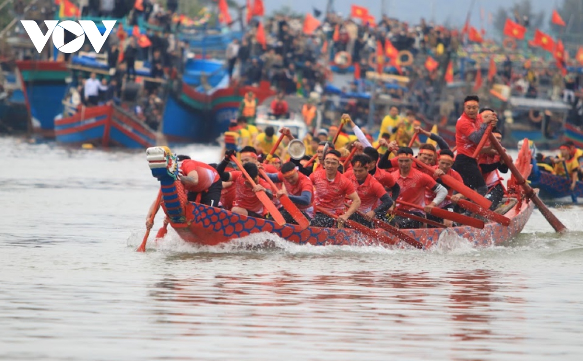 Hàng vạn du khách đổ về đền Cờn ở xứ Nghệ dự lễ hội cầu ngư, xem đua thuyền