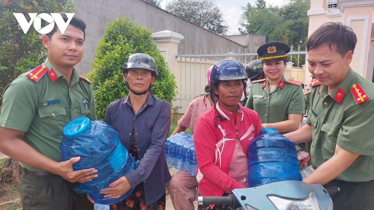 Công an tỉnh Sóc Trăng hỗ trợ hàng ngàn thùng nước lọc cho người dân