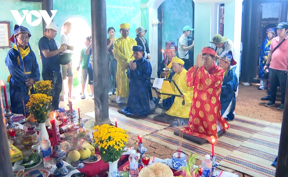 Đông đảo du khách quốc tế dự lễ cúng Tổ nghề Yến trên đảo Cù Lao Chàm