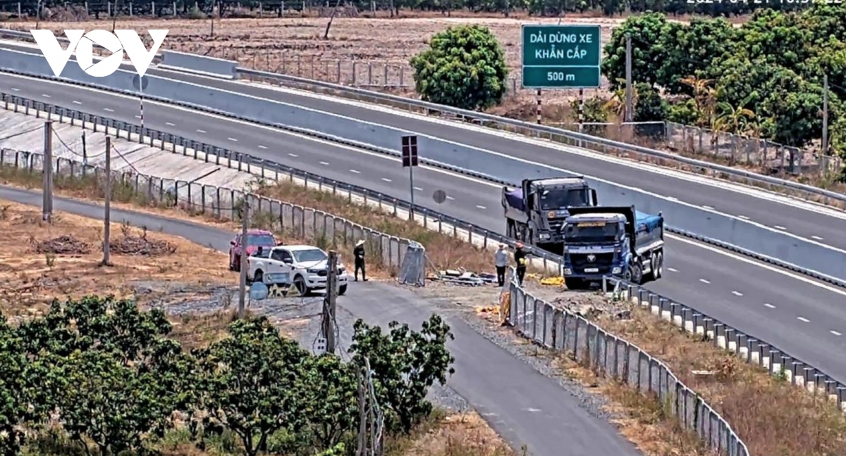 Tháo hộ lan làm trạm dừng nghỉ tạm trên cao tốc Nha Trang-Cam Lâm khi chưa có phép