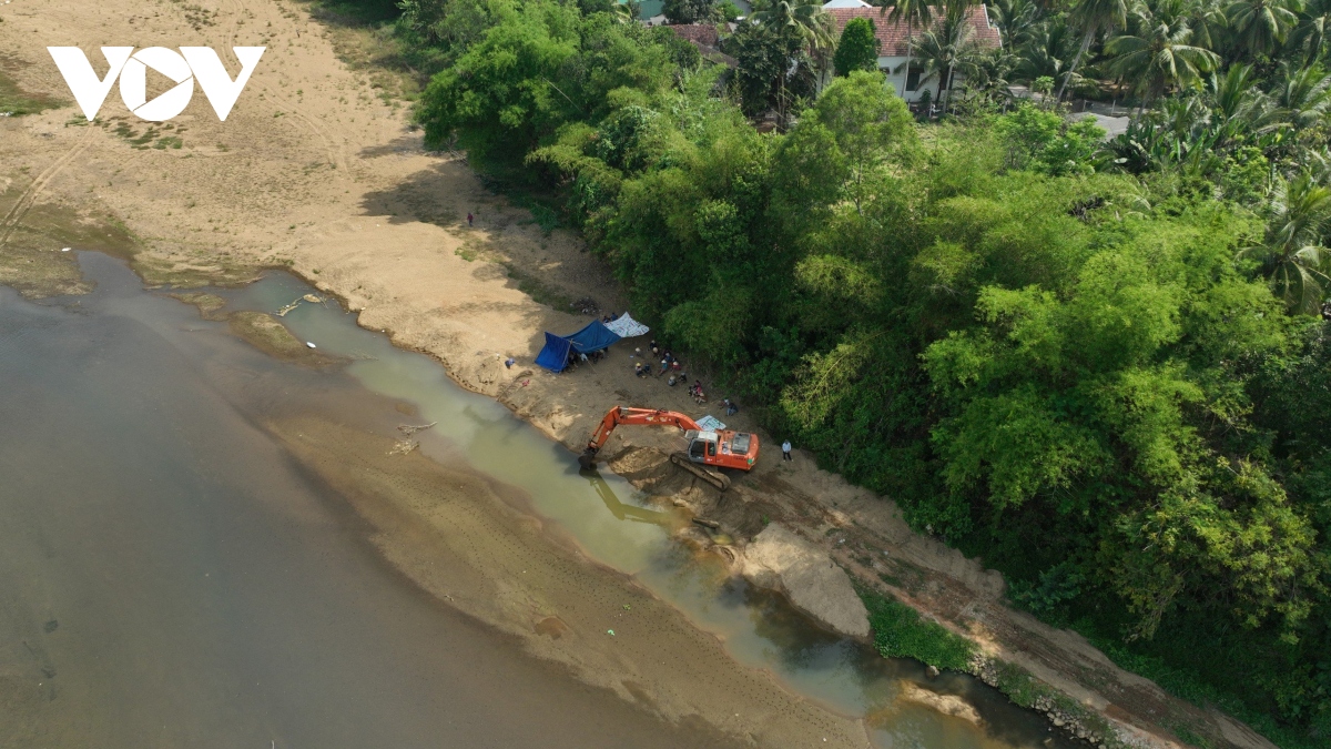 Sợ sạt lở, người dân ngăn chặn không cho doanh nghiệp khai thác mỏ cát