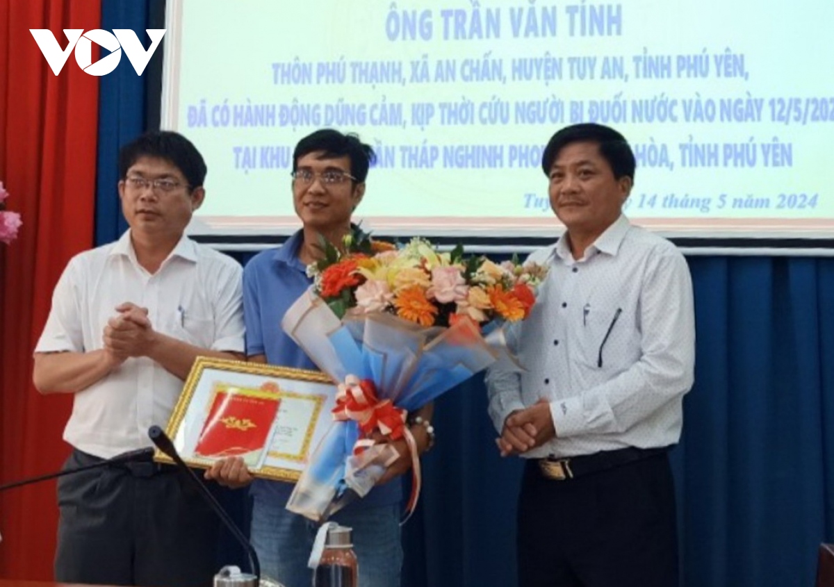 Khen thưởng thanh niên dũng cảm cứu người đuối nước ở Phú Yên