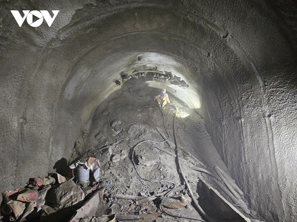 Sạt lở hầm đường sắt Chí Thạnh: Nỗ lực để những chuyến tàu không bị gián đoạn