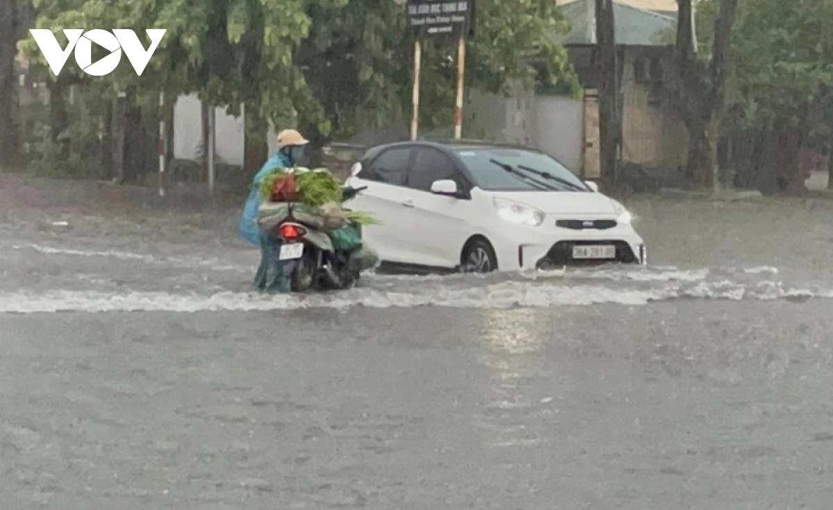 Mưa lớn làm nhiều tuyến phố ở Thanh Hóa bị ngập sâu