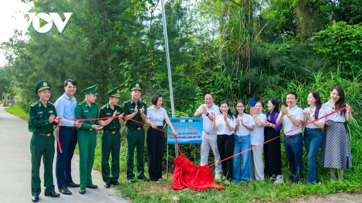 "Vì tương lai" mang ánh sáng đến vùng biên giới, hải đảo