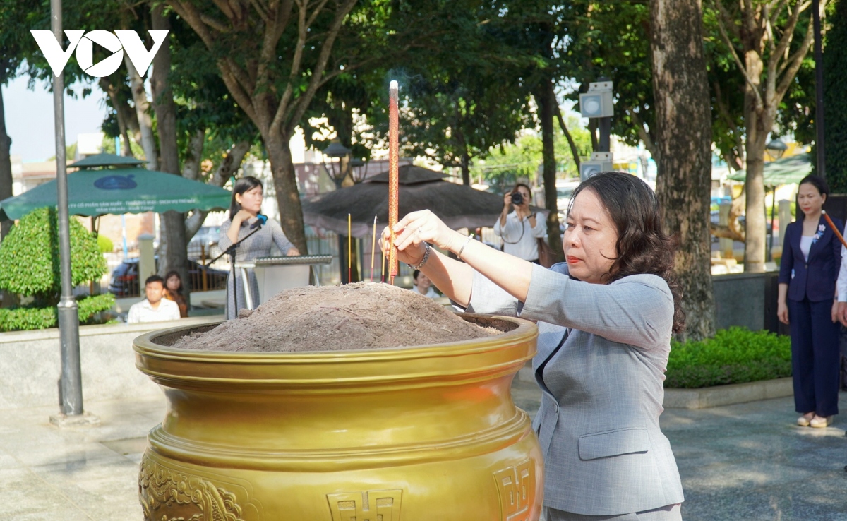 Phó Chủ tịch nước Võ Thị Ánh Xuân dâng hương tại đền thờ nữ Anh hùng Võ Thị Sáu