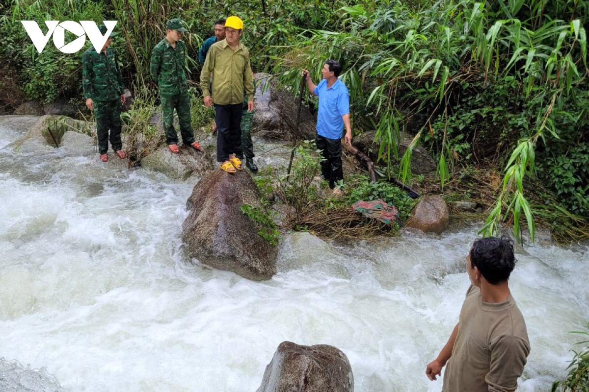 Qua suối khi trời mưa, 3 người bị cuối trôi, 1 người mất tích