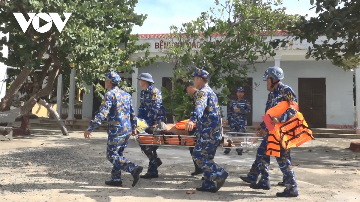 Dùng trực thăng đưa ngư dân bị đứt lìa tay ở Trường Sa vào đất liền điều trị