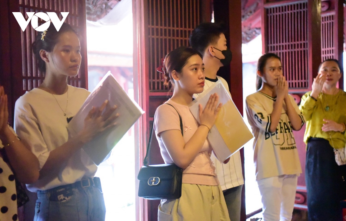 Học sinh Hải Phòng mua vé tàu đến Văn Miếu cầu may trước kì thi tốt nghiệp THPT