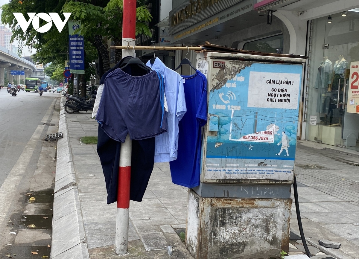 Hàng loạt tủ điện ở Hà Nội thành chỗ treo biển quảng cáo, phơi quần áo