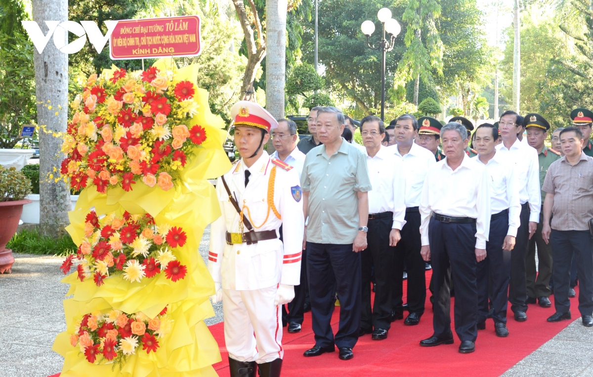 Chủ tịch nước dâng hương tại đền thờ Chủ tịch Hồ Chí Minh tại Trà Vinh