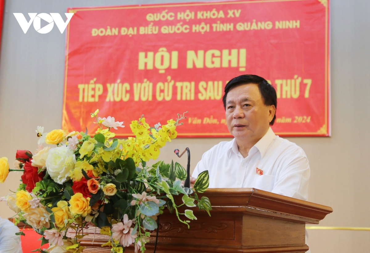 Uỷ viên Bộ Chính trị Nguyễn Xuân Thắng tiếp xúc cử tri huyện đảo Vân Đồn