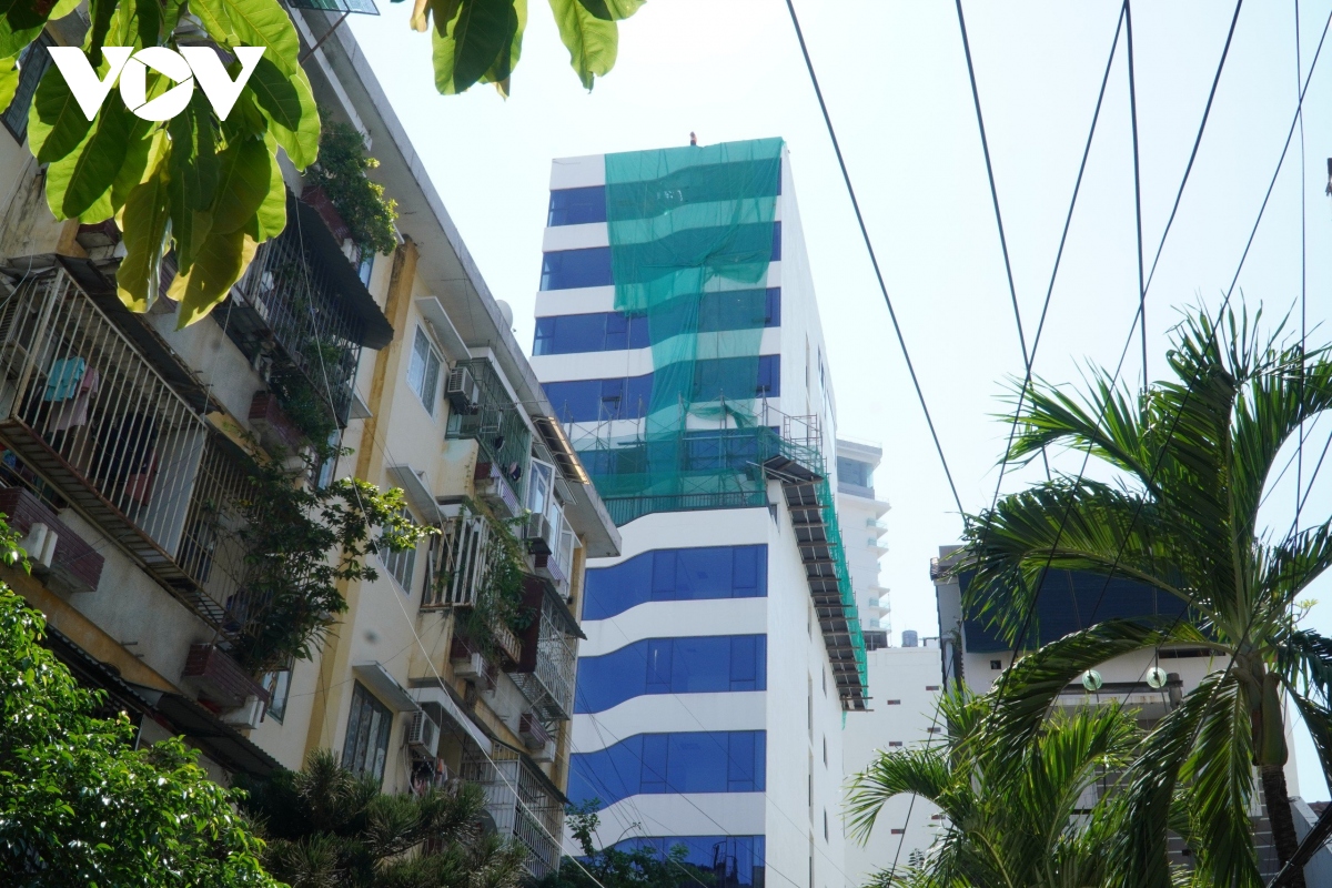Cưỡng chế khách sạn xây dựng vượt 5 tầng ở Nha Trang