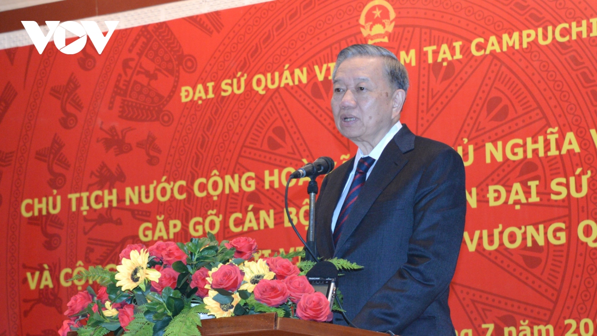 Chủ tịch nước thăm Đại sứ quán và gặp mặt cộng đồng người Việt tại Campuchia